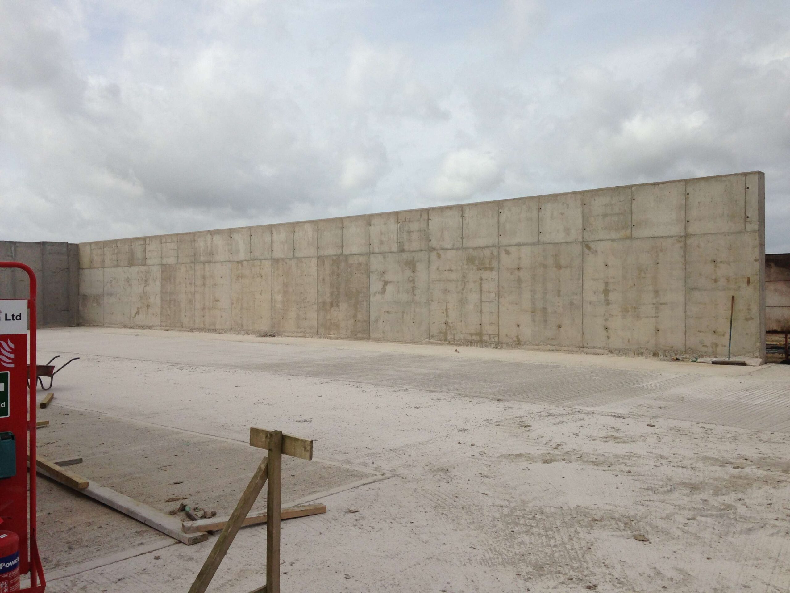 concrete retaining wall structure